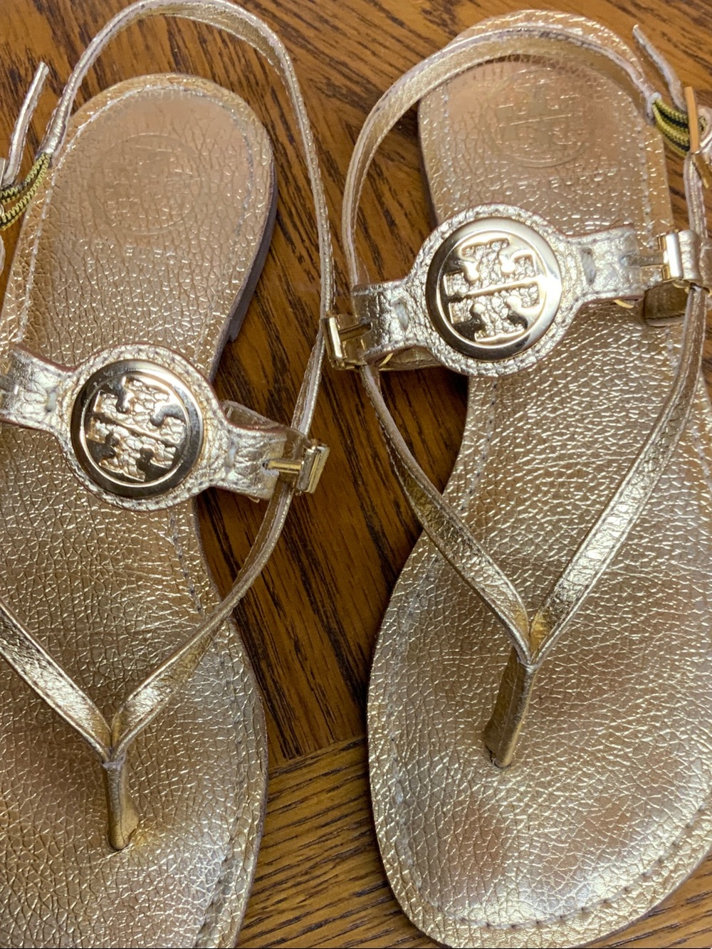 Tory Burch Metallic Gold Leather Thong Sandals - Picture 4 of 4